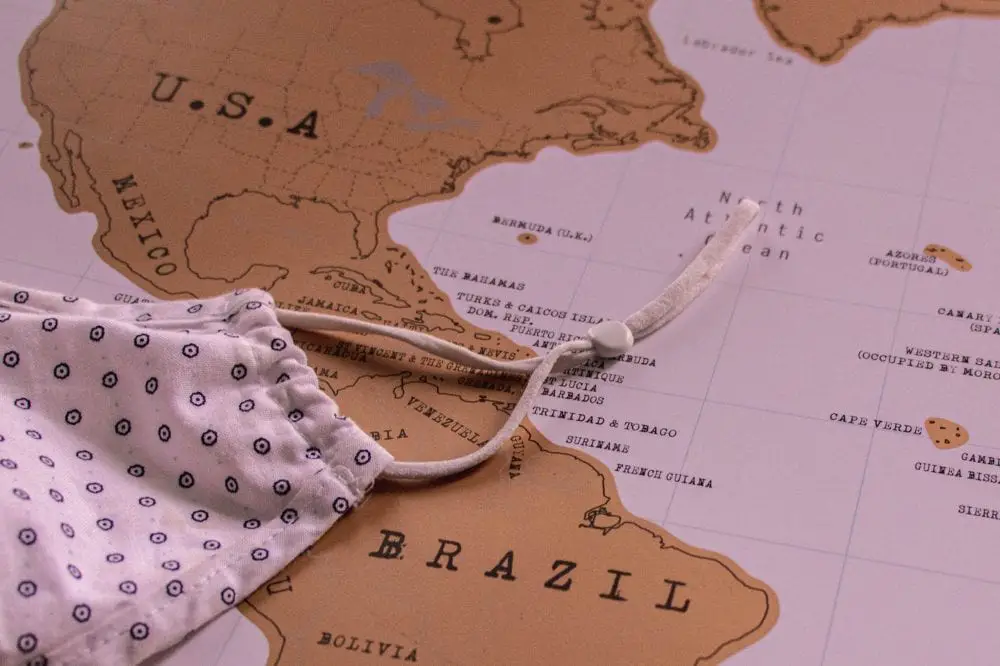 Adjustable face mask for traveling with a face mask on long-haul flights