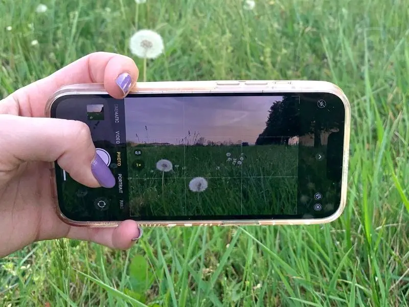 Grid lines on iPhone screen; iPhone travel photography tips