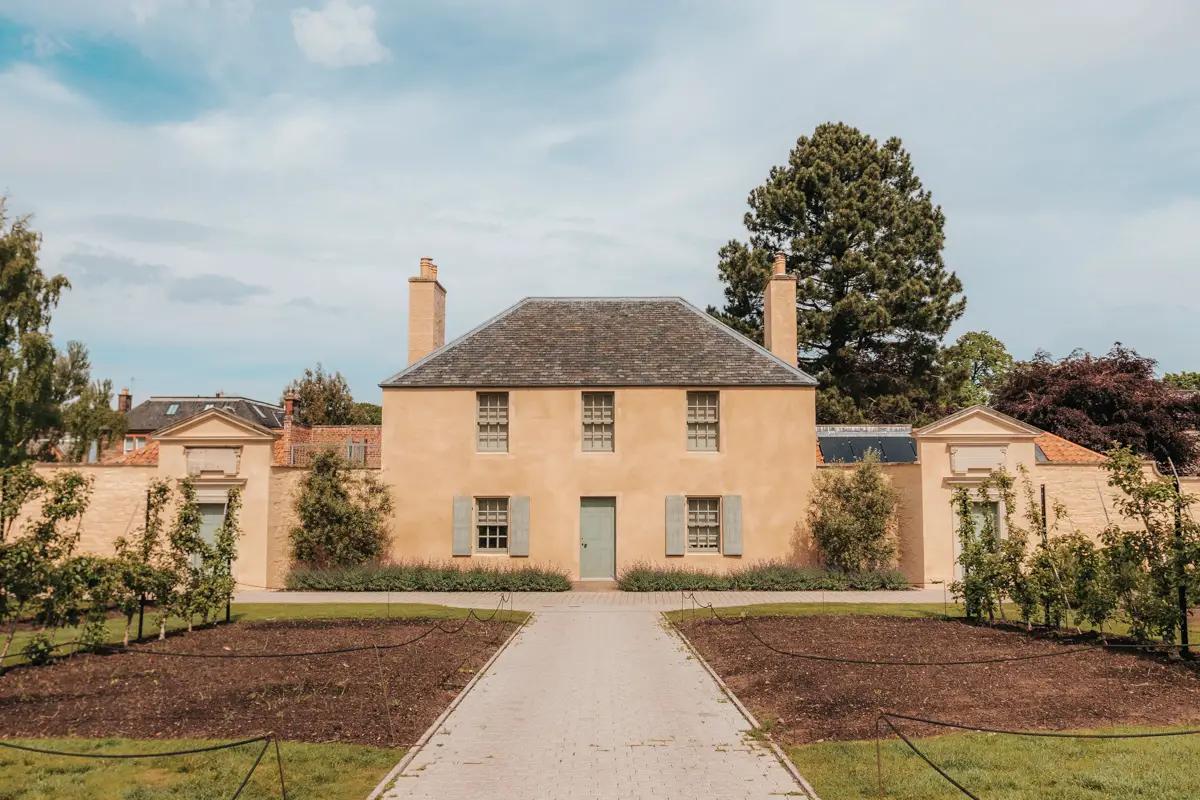 Cottage in the middle of a garden - Botanic Cottage in the Royal Botanic Gardens of Edinburgh